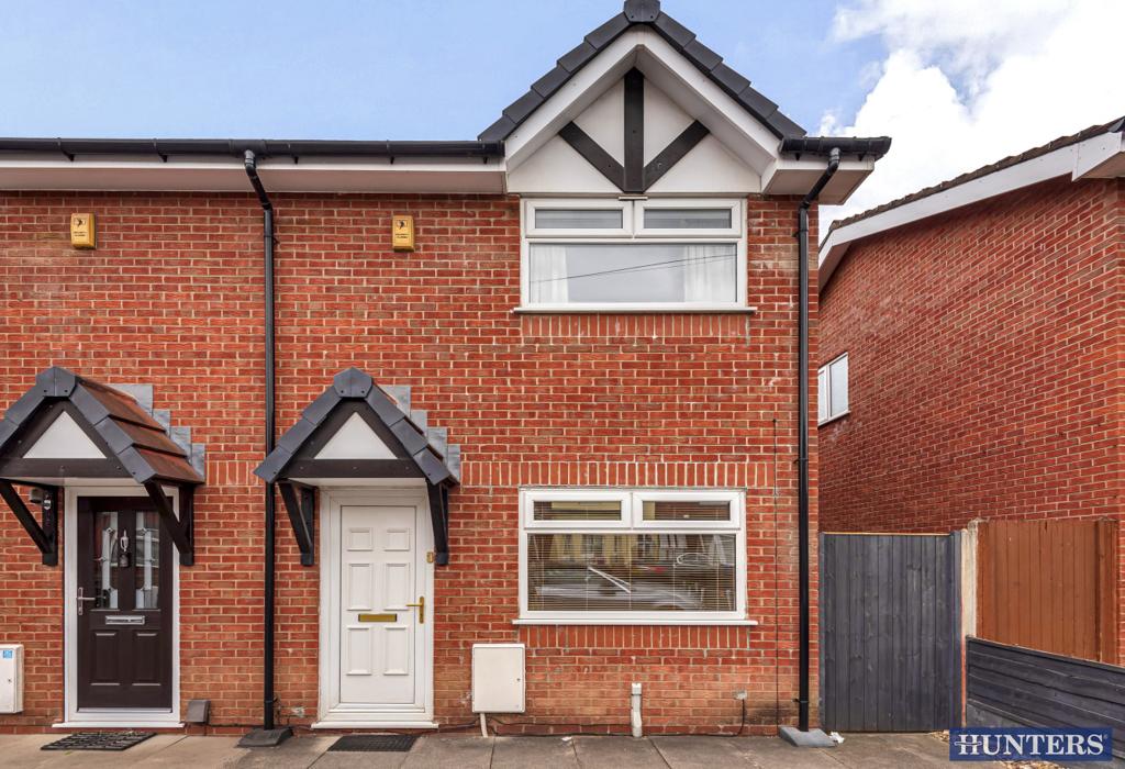 Mather Road, Eccles, Manchester, M30 0NY 2 bed mews £850 pcm (£196 pw)