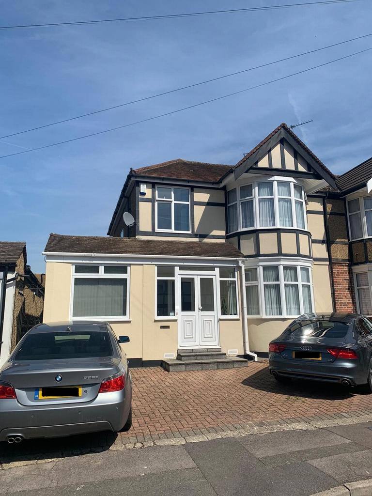 Hughenden Avenue, Harrow, HA3 3 bed semidetached house £760,000