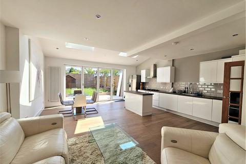 4 bedroom end of terrace house for sale - Summerlee Avenue, East Finchley, N2