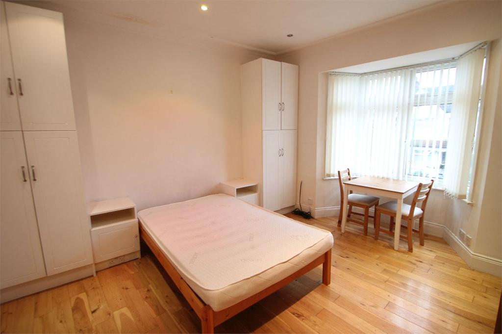 Holdenhurst Avenue, North Finchley, N12 Studio £770 pcm (£178 pw)