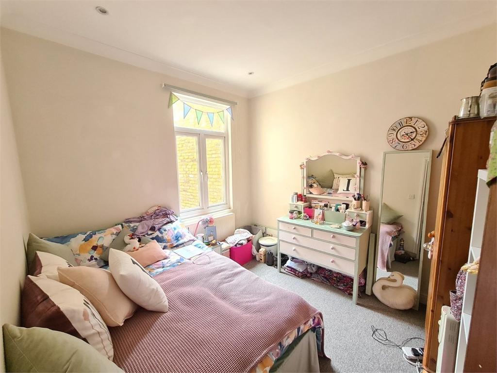Hamilton Road, East Finchley, N2 3 bed terraced house £1,800 pcm (£