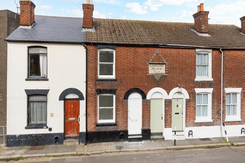 Ivy Lane, Canterbury 2 bed townhouse £1,100 pcm (£254 pw)