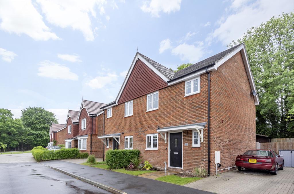 Wadebridge Rise, Medstead, Alton, Hampshire, GU34 2 bed semidetached house £399,950