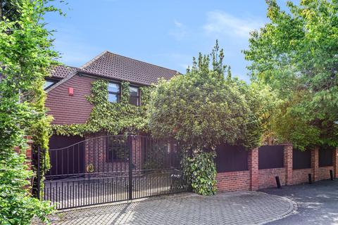 4 bedroom detached house for sale - Tredwell Close, Bromley