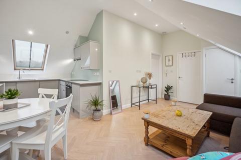 1 bedroom penthouse for sale, High Street, Chesham, Buckinghamshire, HP5