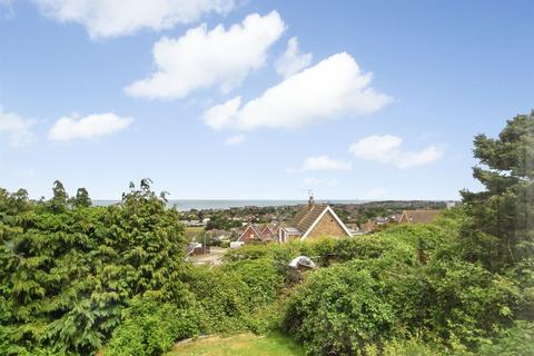 2 bedroom detached bungalow for sale - Grimthorpe Avenue, Whitstable