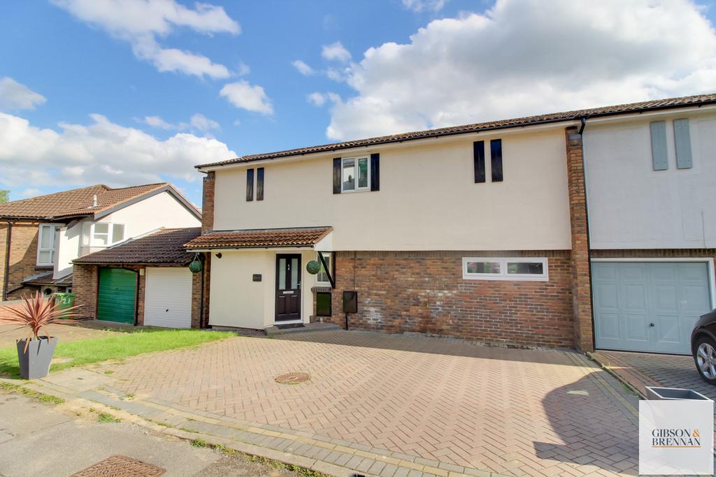 The Vale, Basildon, SS16 4 bed semidetached house £450,000