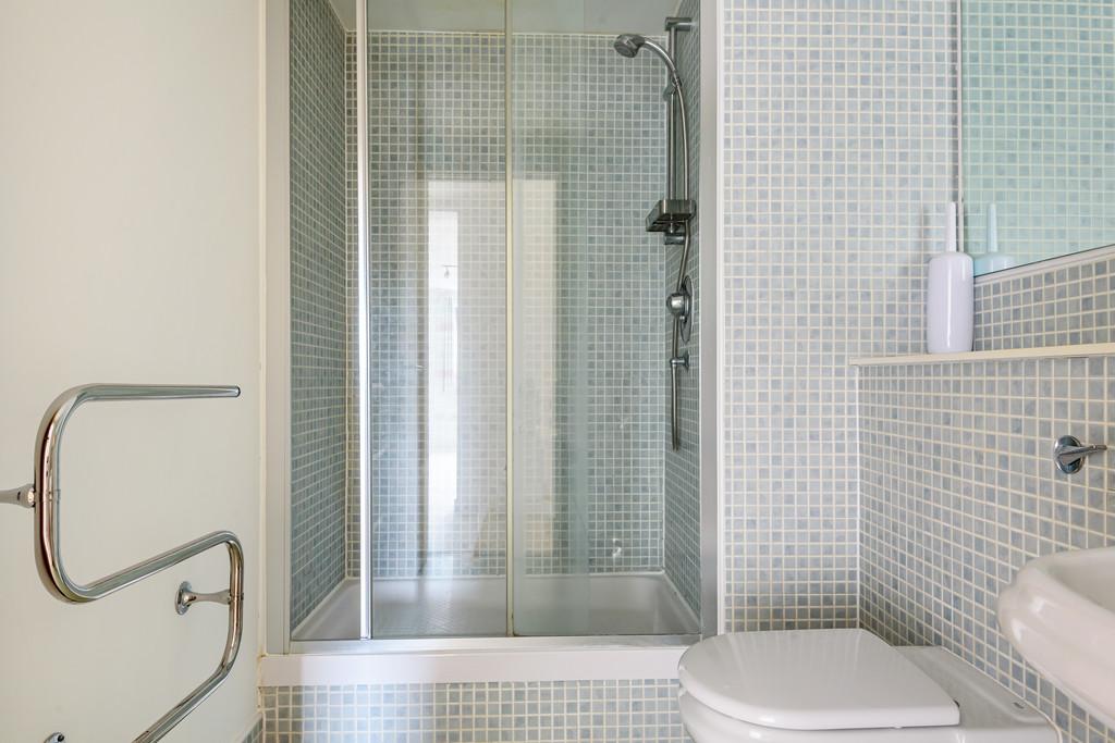 Ensuite to bedroom 1