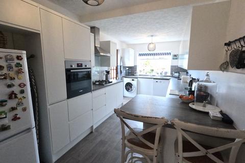 3 bedroom semi-detached house to rent, Eden Way, Beckenham