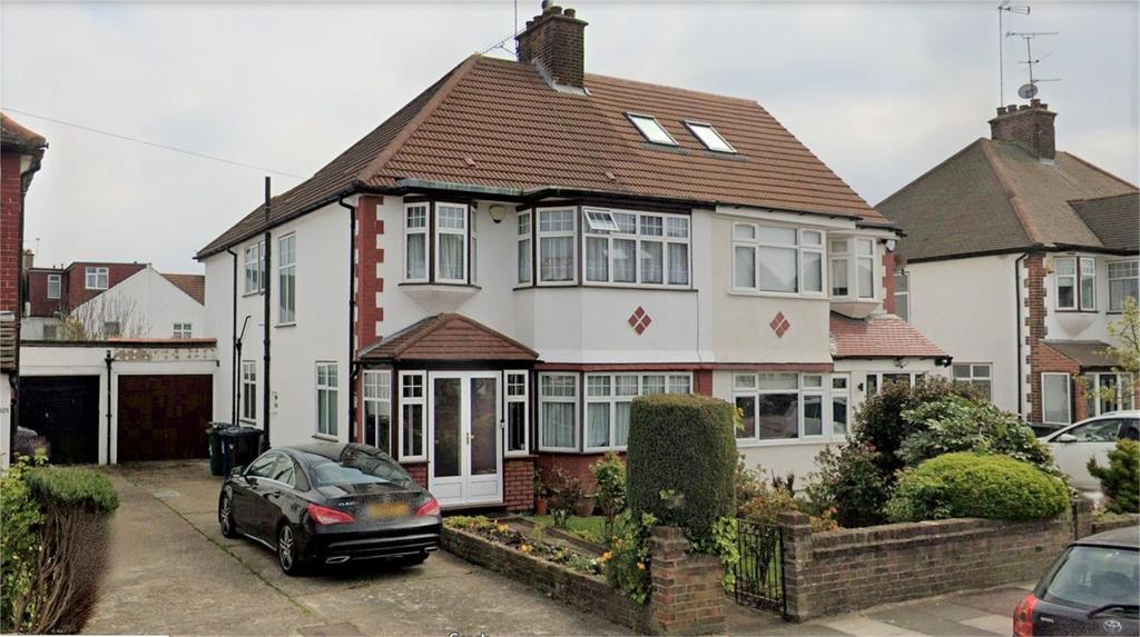 Sandringham Gardens, London, N12 4 bed semidetached house £2,947 pcm