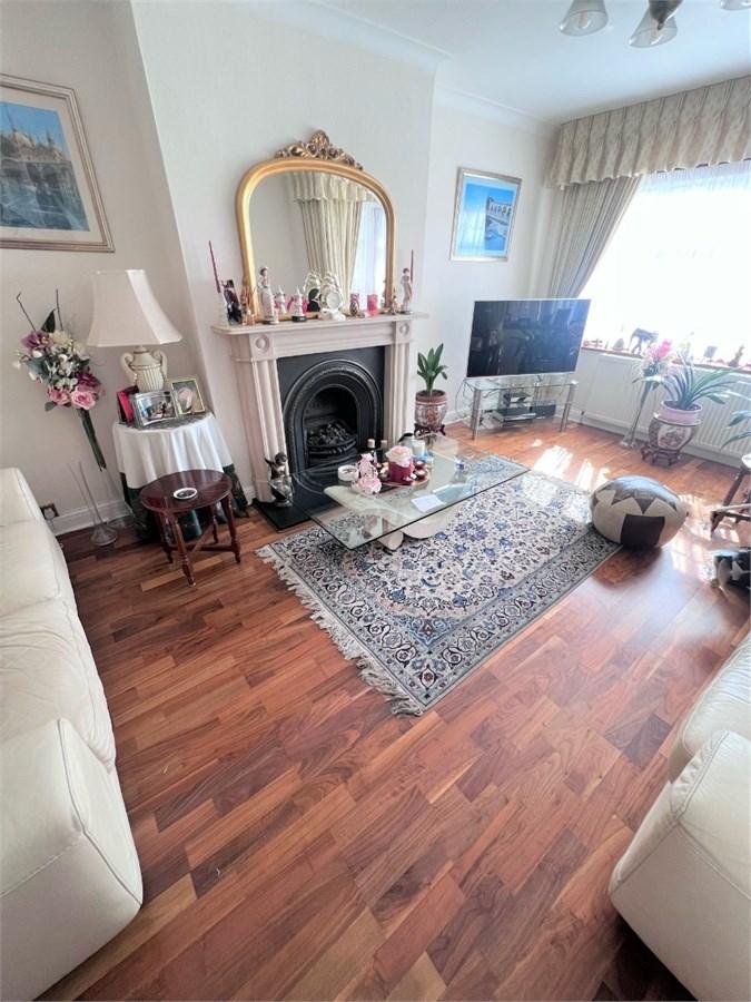 Sandringham Gardens, London, N12 4 bed semidetached house £2,947 pcm