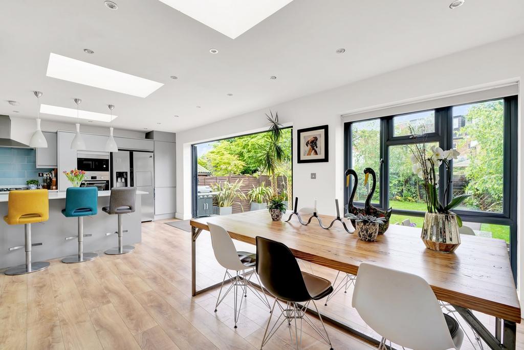 Clayton Crescent, Brentford, TW8 3 bed semidetached house £750,000