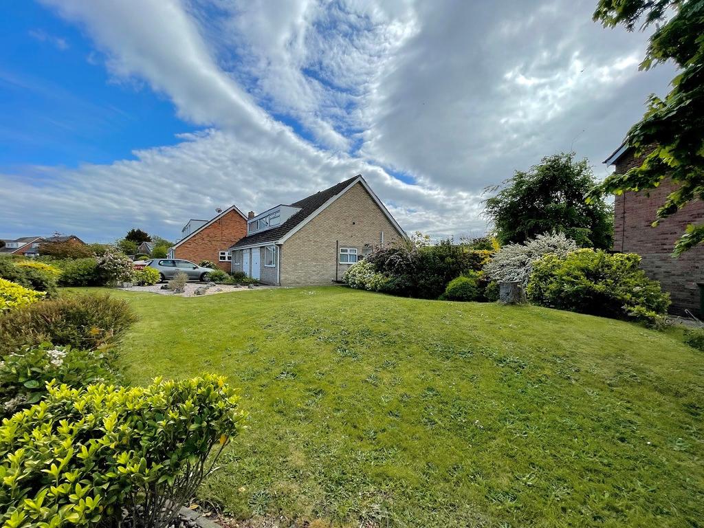 Wicks Crescent, Formby, Liverpool, L37 2 bed semidetached house £240,000