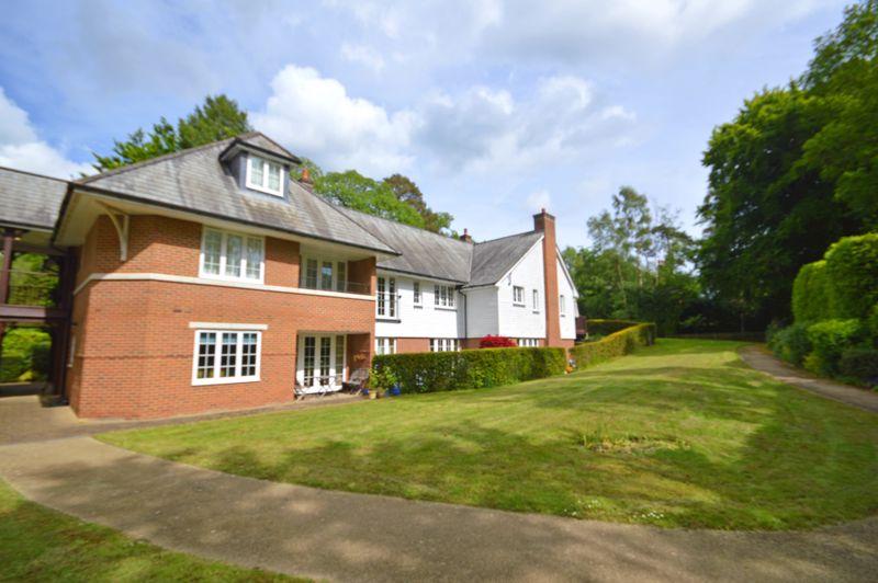 Wood Road, Hindhead 2 bed apartment £385,000