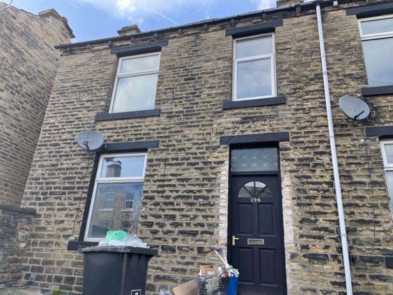 Deighton Road, Huddersfield 2 bed terraced house £595 pcm (£137 pw)