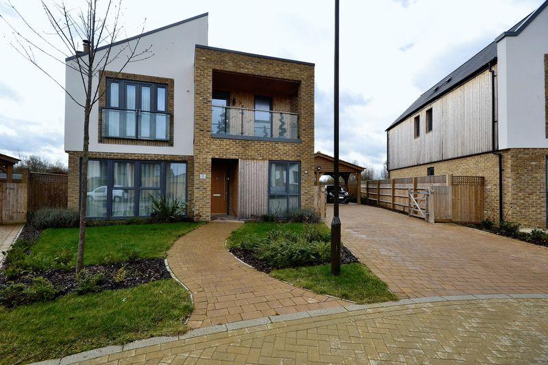 Ferranti Place, Oakgrove, Milton Keynes 4 bed detached house £3,000