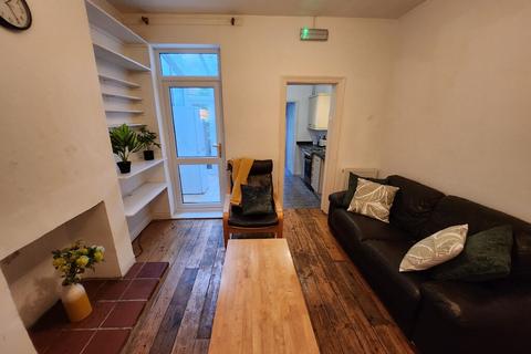 4 bedroom terraced house to rent, Portland Street