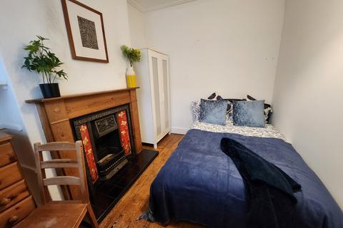 4 bedroom terraced house to rent, Portland Street