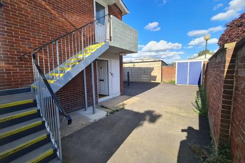 2 bedroom ground floor flat to rent, Godric Place