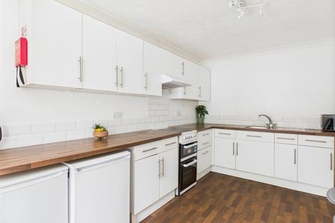 5 bedroom semi-detached house to rent, Friends Road
