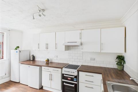 5 bedroom semi-detached house to rent, Friends Road