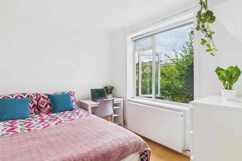 4 bedroom semi-detached house to rent, Friends Road