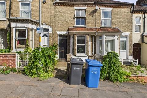 4 bedroom terraced house to rent, Avenue Road