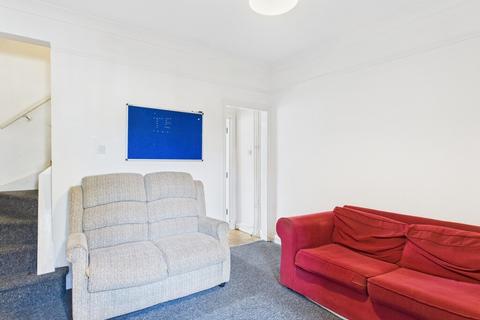4 bedroom terraced house to rent, Avenue Road