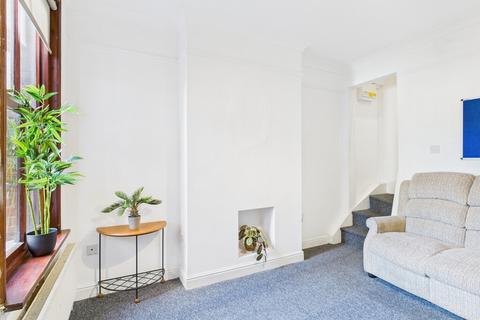 4 bedroom terraced house to rent, Avenue Road