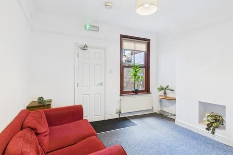 undefined, Avenue Road