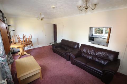 3 bedroom flat to rent, Russet Grove