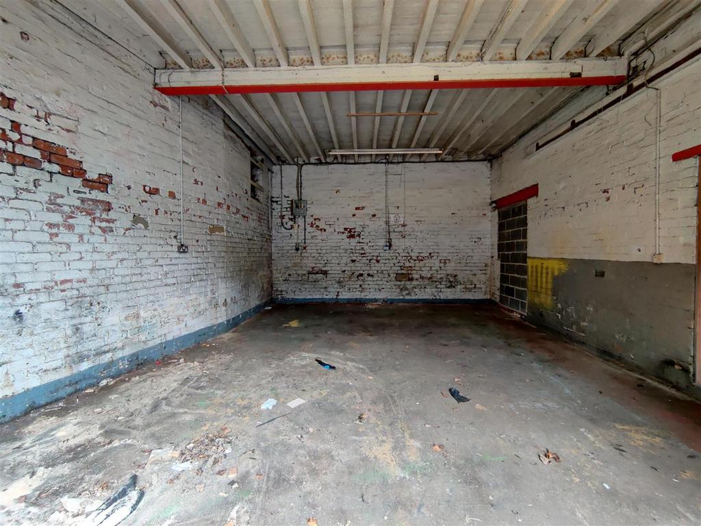 Colne Valley Business Park, Linthwaite Industrial unit £500 pcm (£115 pw)