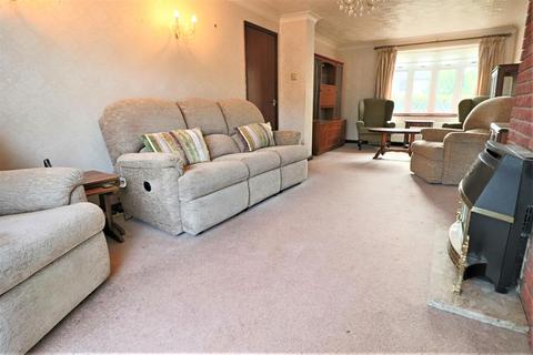 16 Broadwaters Road, Lowestoft, NR33 9HY