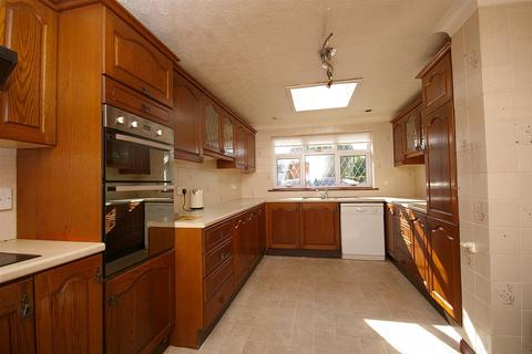 16 Broadwaters Road, Lowestoft, NR33 9HY