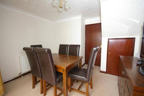 16 Broadwaters Road, Lowestoft, NR33 9HY