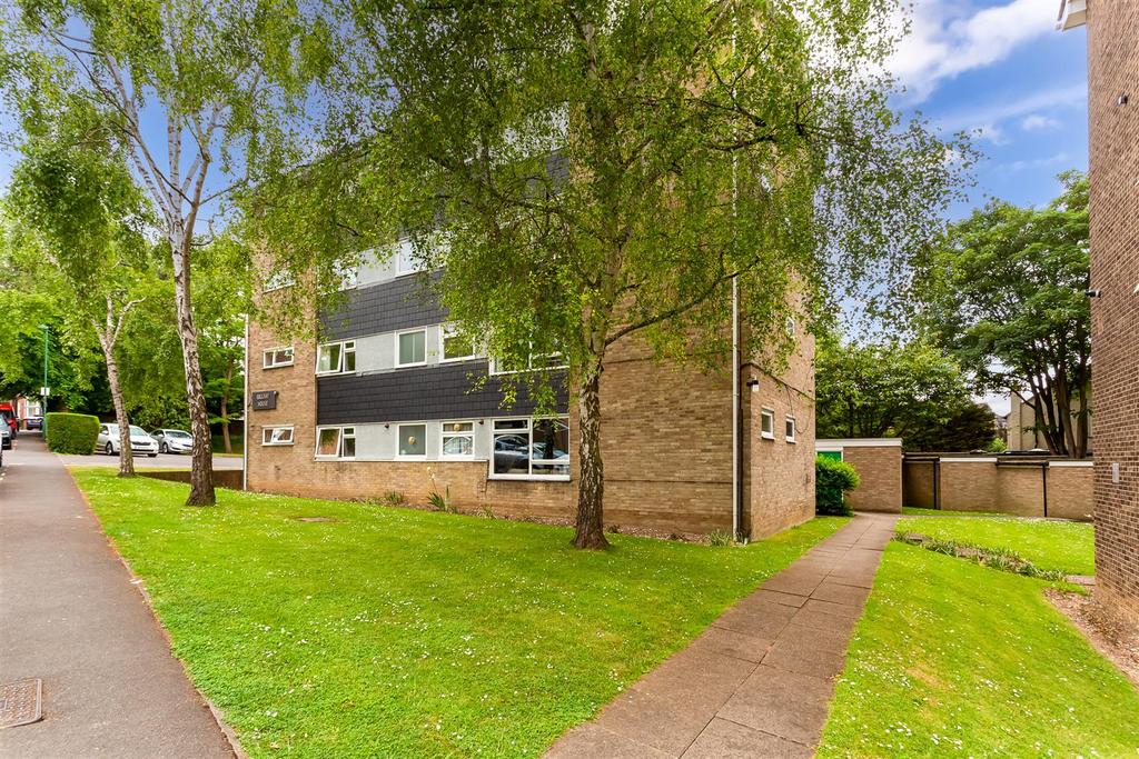 Sutton Grove, Sutton 1 bed apartment £950 pcm (£219 pw)