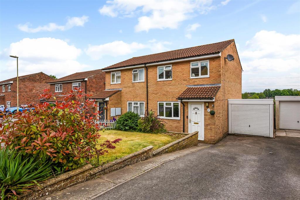 Ward Close, Andover 3 bed semidetached house £300,000