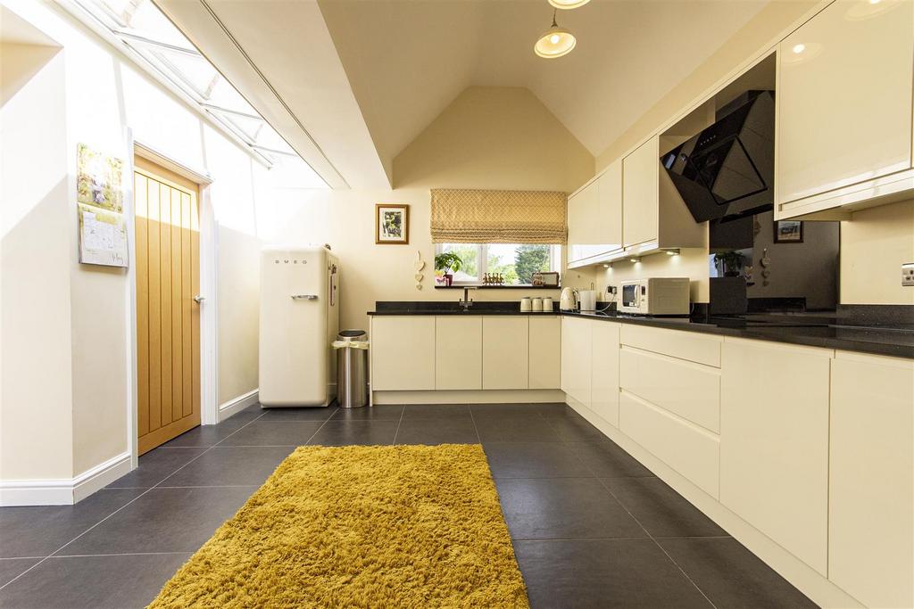 The Hill, Glapwell, Chesterfield 4 bed detached house for sale £355,000