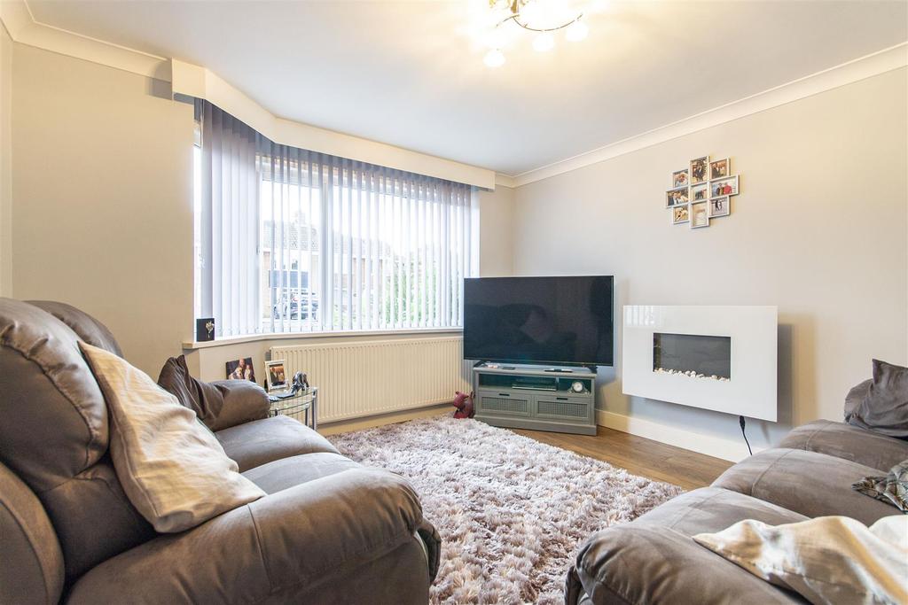 Rose Avenue, Calow, Chesterfield 3 bed semidetached house £235,000