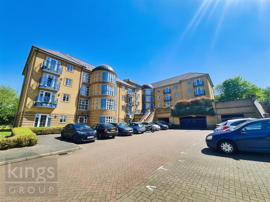 Newland Gardens, Hertford 2 bed apartment £360,000