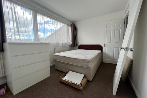 3 bedroom terraced house to rent - Buttermere Close, Bletchley, Milton Keynes, MK2 3DG
