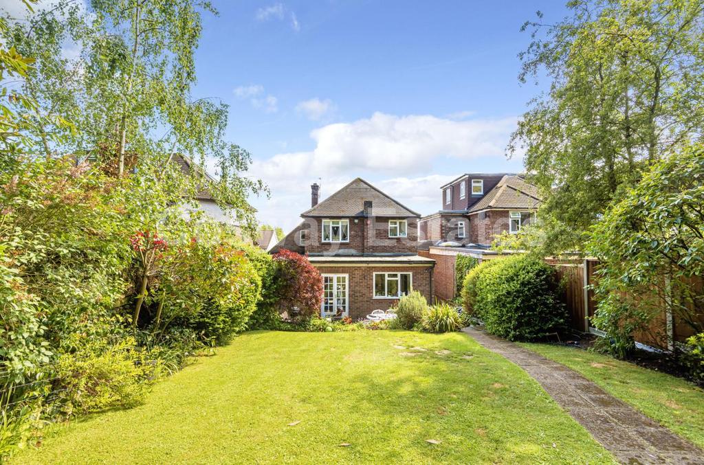 The Reddings, Mill Hill 3 bed detached house £1,100,000
