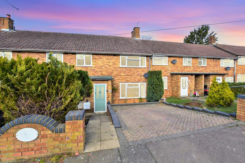 Market Oak Lane, Hemel Hempstead, HP3 3 bed house - £450,000