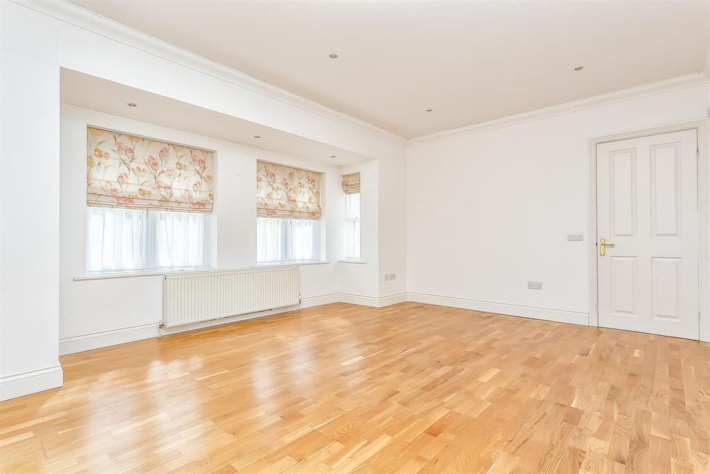 The Oval, Banstead 3 bed detached bungalow £675,000