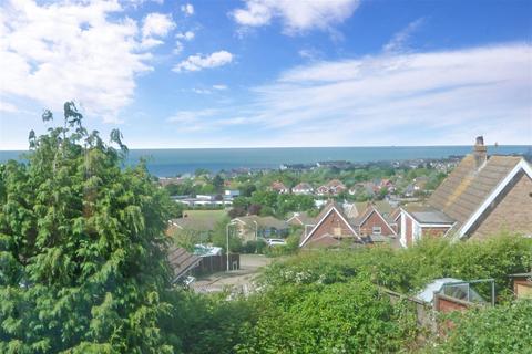 2 bedroom detached bungalow for sale - Grimthorpe Avenue, Whitstable, Kent