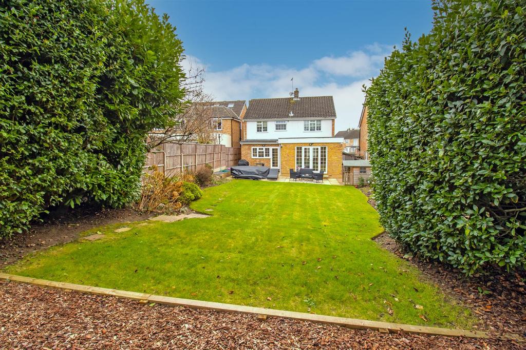 Folly Close, Radlett, Hertfordshire, WD7 4 bed detached house for sale