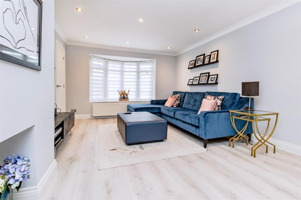 Folly Close, Radlett, Hertfordshire, WD7 4 bed detached house £1,250,000