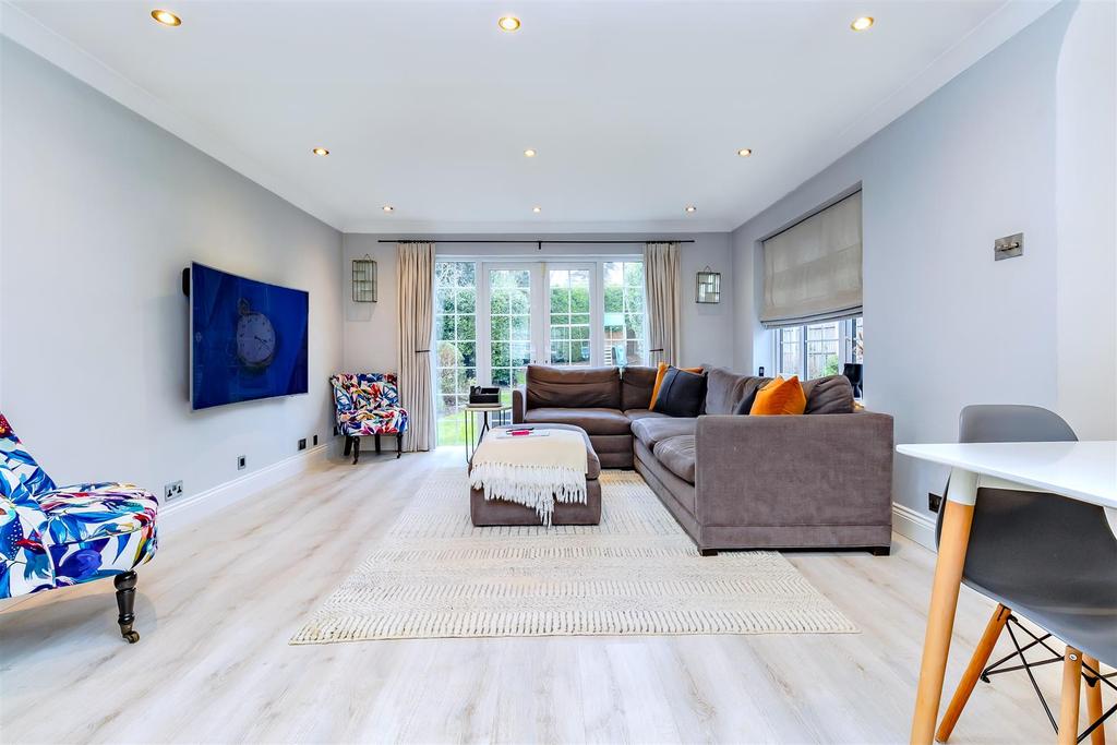Folly Close, Radlett, Hertfordshire, WD7 4 bed detached house £1,250,000