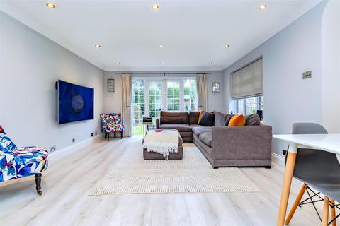 17 Folly Close, Radlett, WD7 8DR