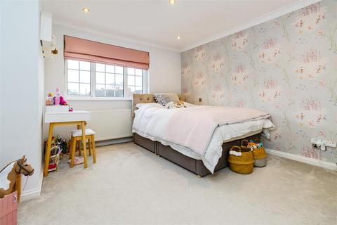 17 Folly Close, Radlett, WD7 8DR